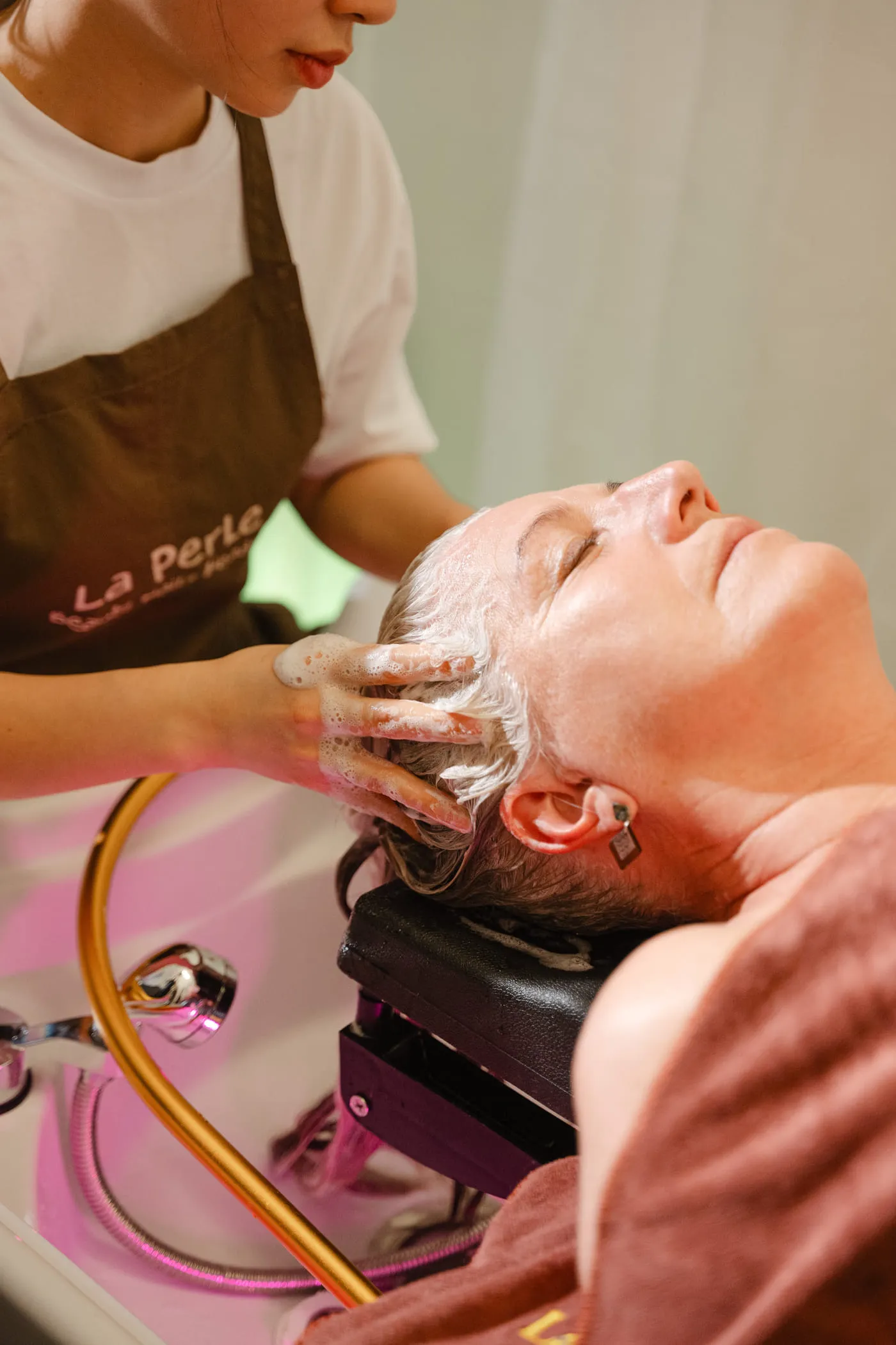 Head-Spa-Ritual: Kopfhautmassage beim Haarewaschen